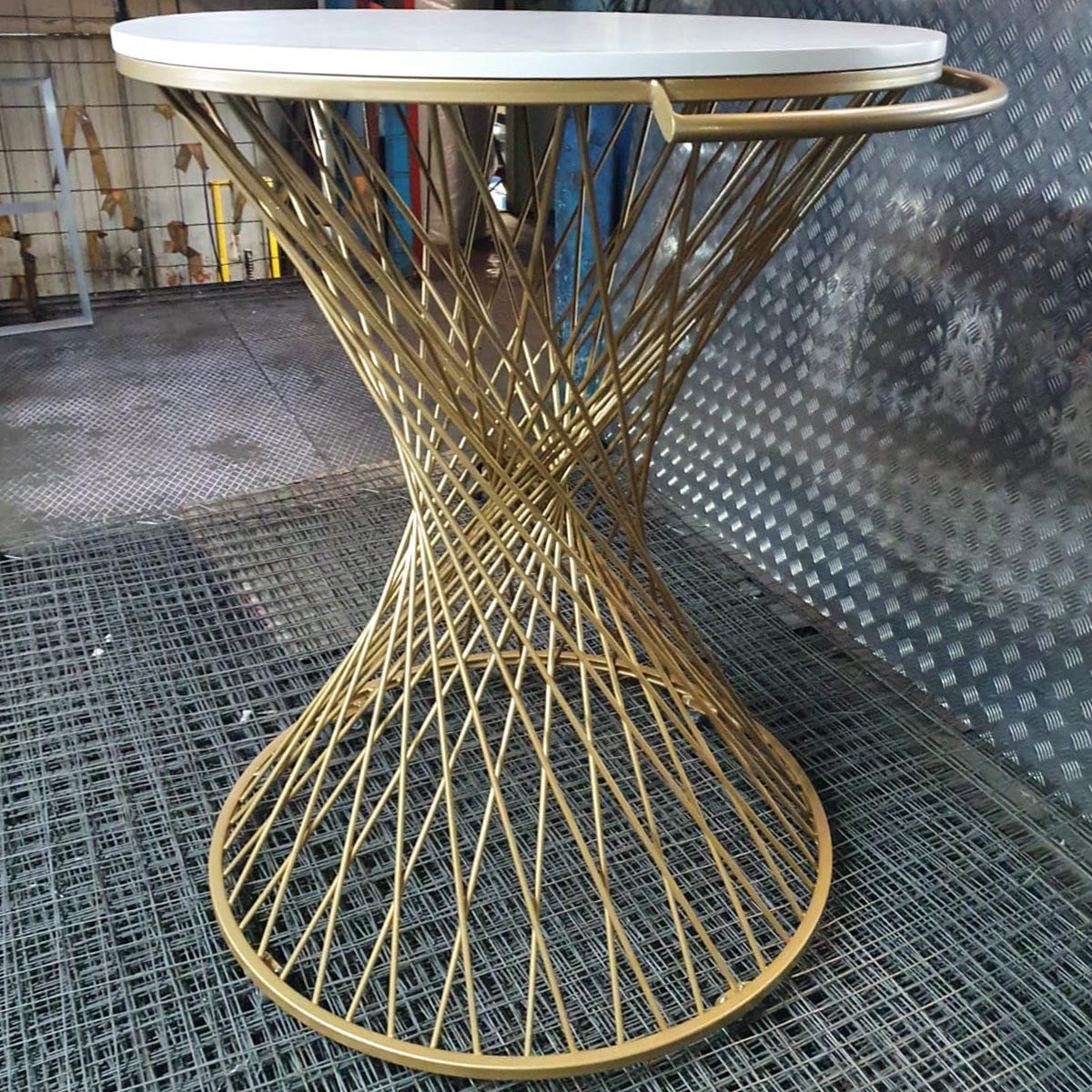Белый кофейный столик на каркасе с имитацией плетения