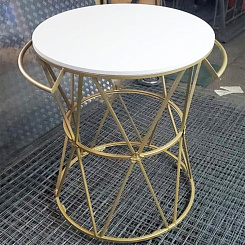Белый кофейный столик на металлокаркасе с поручнями